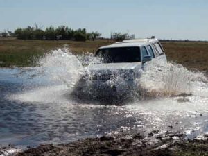 Safari-Jeep in der Regenzeit