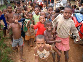 Madagaskar: Urlauber faszinieren die Kinder