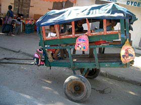 Geschäftsidee auf madagassisch: der Schulbus mit Muskelkraftantrieb