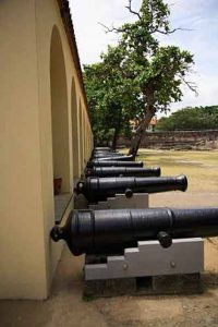 Kanonen in der größten Sehenswürdigkeit in Mombasa: Fort Jesus
