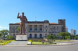 Stadthalle in der Hauptstadt Maputo mit der Statue of Michel Samora
