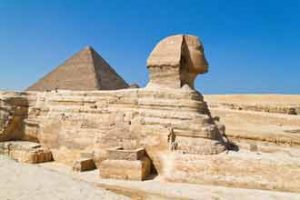 Die Sphinx vor den Pyramiden von Gizeh in Ägypten