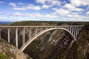 Markante Sehenswürdigkeit: Die Bloukranes Bridge an der Garden Route