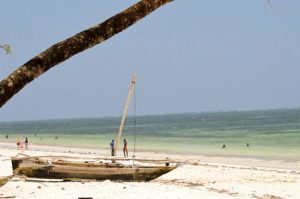 Kenia: Baden im Ozean