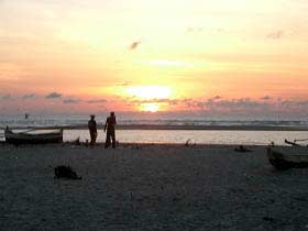 Romantische Abendspaziergänge am Strand