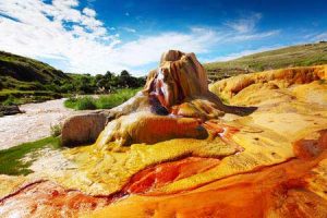 Analalovy Geysir in prächtigen Farben