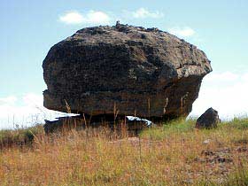 Ein Felsen mitten in der Landschaft