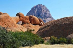 Namibia: natürliche Brücke vor der Spitzkoppe