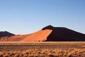 Sossusvlei ist von den höchsten Dünen der Welt umflossen